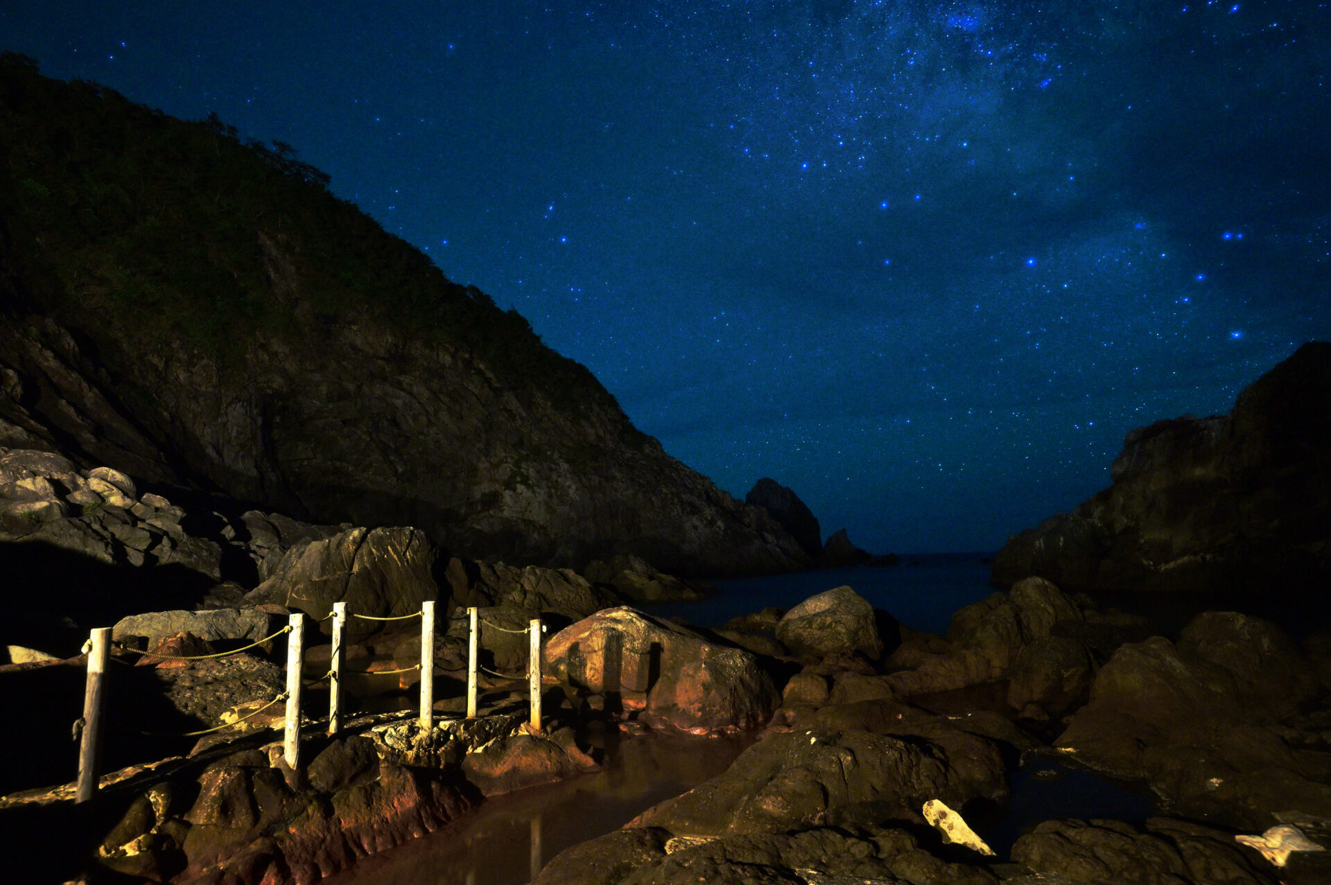 満天の星空の下で夜潮が楽しめる地鉈温泉