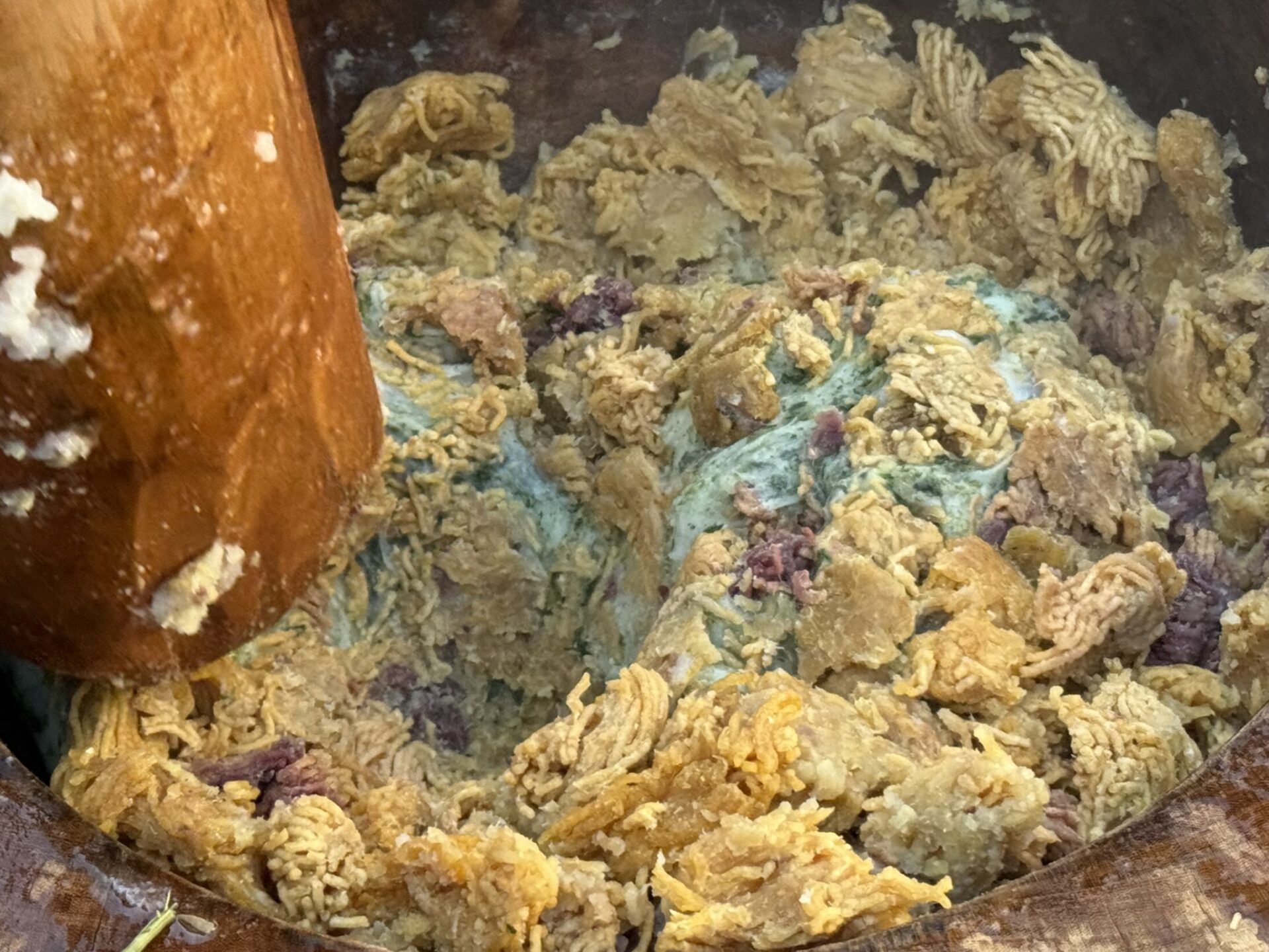 餅に干飯とよもぎを混ぜてつく