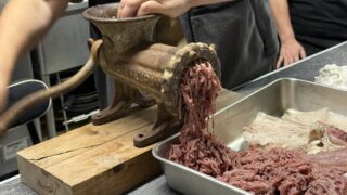 【式根島の郷土料理】ふわっふわ！島内最長老のバァに教わる伝統食「たたき」